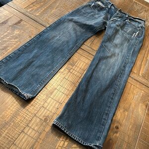 Men and or women’s 575 jeans size 31×32 inseam.